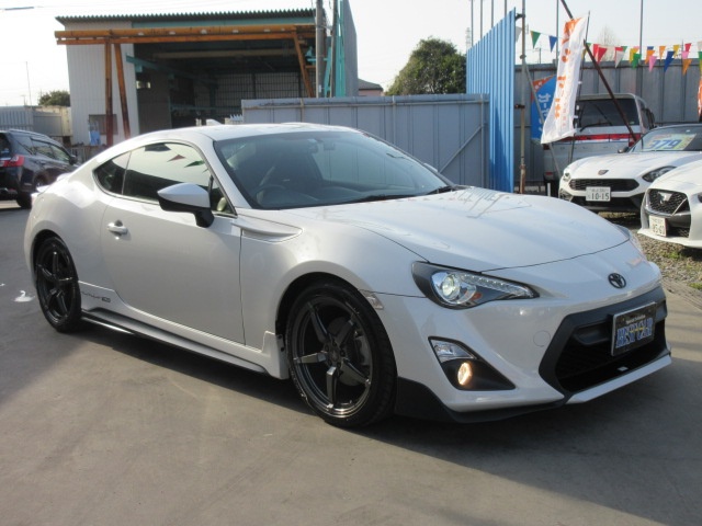 ８６ １４ｒ ６速ｍｔ ｔｒｄコンプリートカー ｔｒｄ車高調 ｔｒｄ１８アルミ リアマドバイザー 専用エアロ リアスポ ハンドルカバー シフトノブ 社外インテークパイプ タワーバー エキマニ アンドロイドナビ 走行２１０００ｋｍ カープロジェクト弐番館